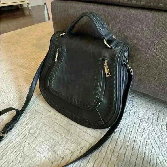 Beautiful black faux leather saddle purse with handle and strap - Picture 3 of 8